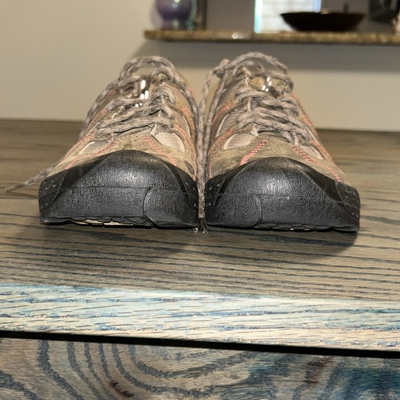 Keen waterproof hiking shoes in size 7.5 - Picture 4 of 9